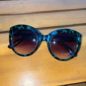 Steve Madden Beautiful & Rare Blue Animal Print Sunglasses!